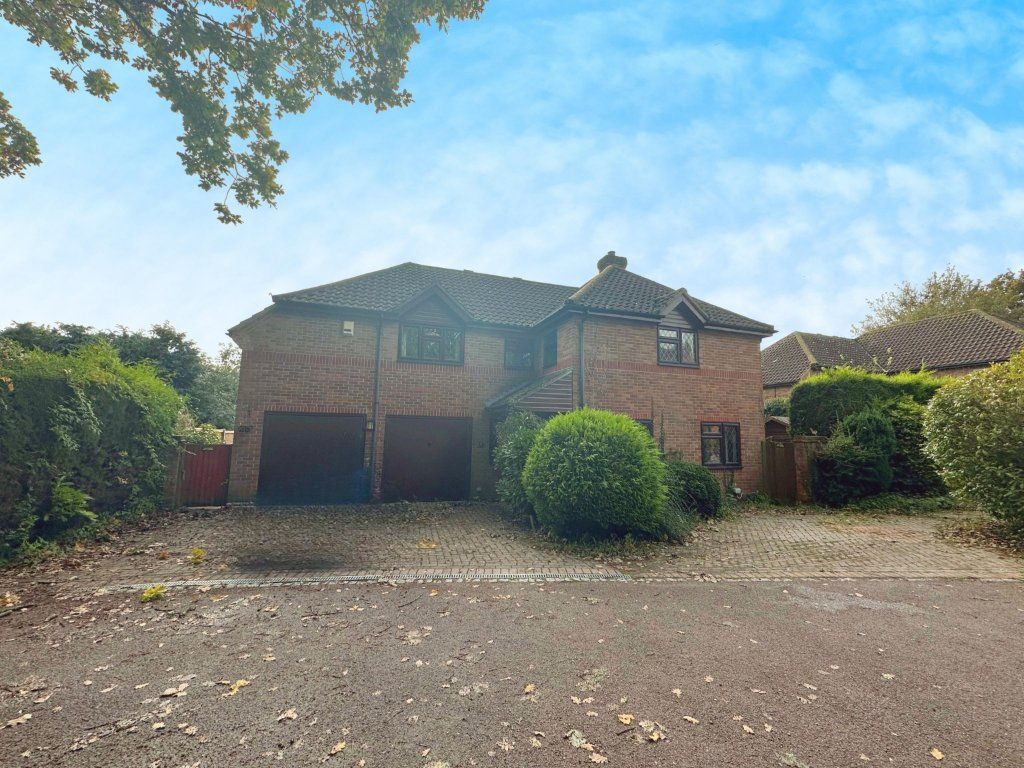 4 bed detached house for sale in West Field Close, Tadley, Hampshire