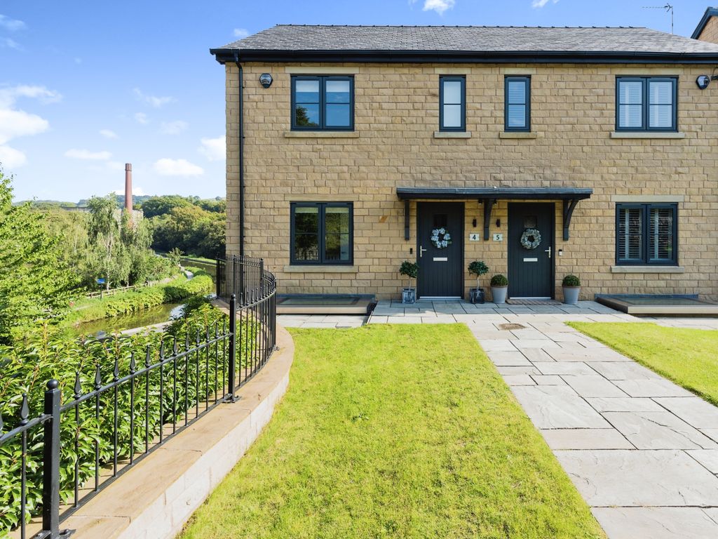 4 bed semidetached house for sale in Woodbridge Close, Macclesfield