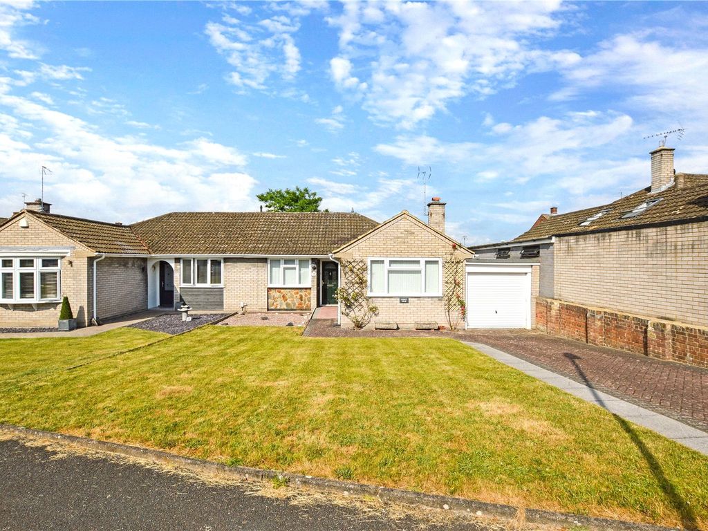 3 bed bungalow to rent in Borrowdale Avenue, Dunstable, Bedfordshire