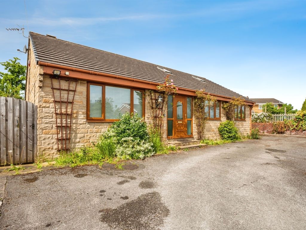 3 bed detached bungalow for sale in The Town, Thornhill, Dewsbury WF12