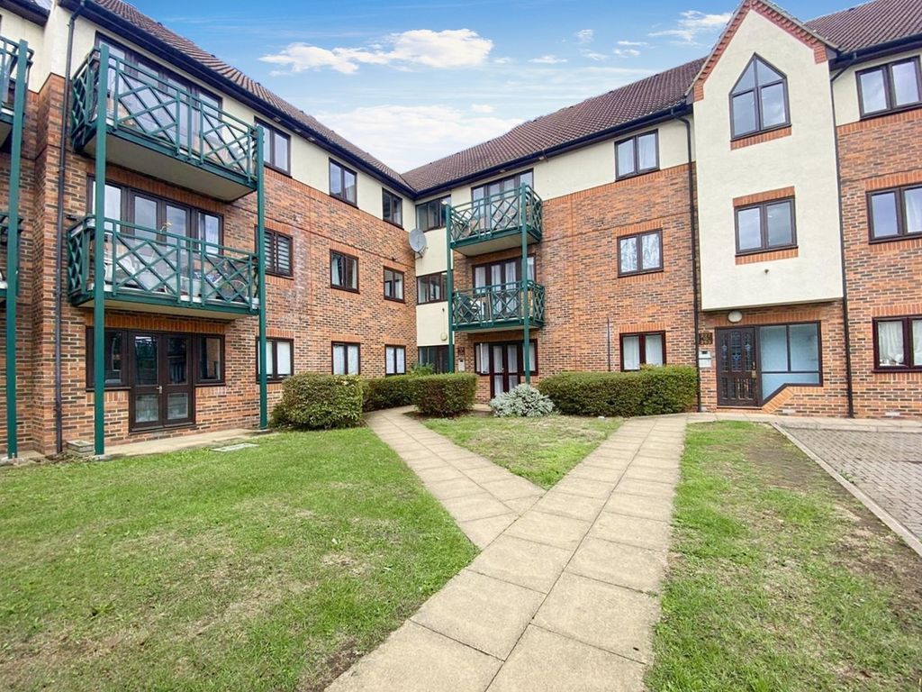 2 bed flat to rent in Upton Court Road, Langley SL3, £1,500 pcm Zoopla
