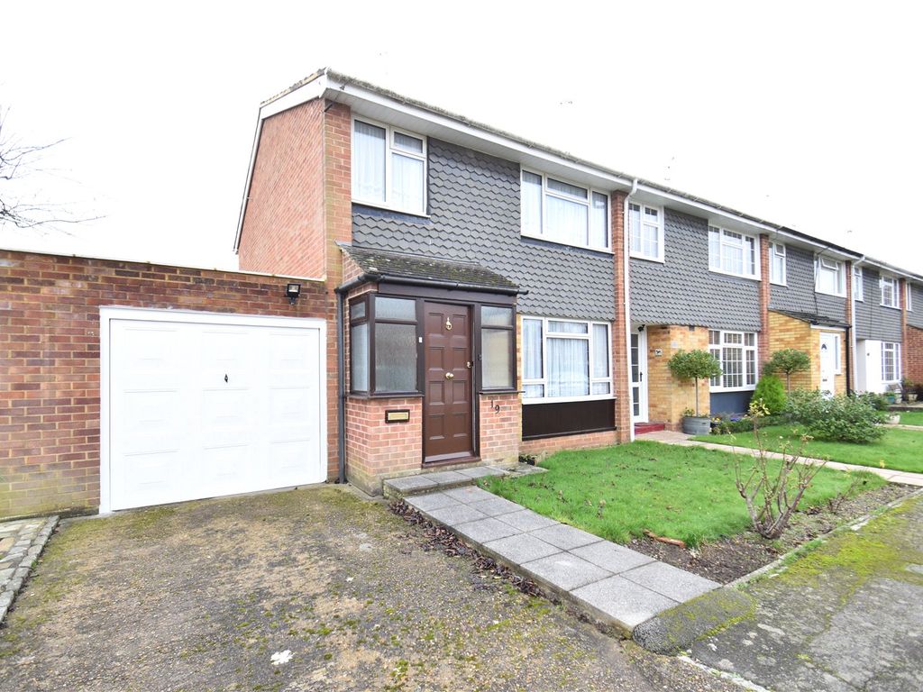 3 bed detached house to rent in Decies Way, Stoke Poges