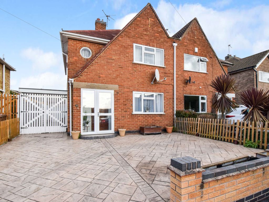 3 bed semidetached house for sale in Langdale Avenue, Loughborough