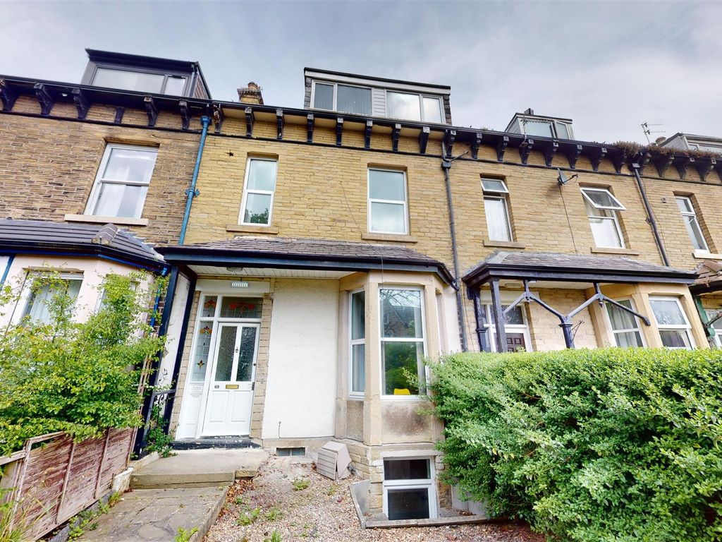 Room to rent in Kirkgate, Shipley BD18, £540 pcm Zoopla