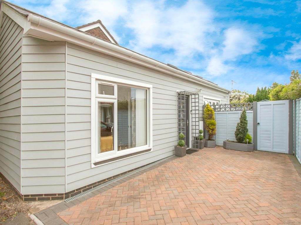1 bed bungalow for sale in Barrack Road, Christchurch, Dorset BH23, £