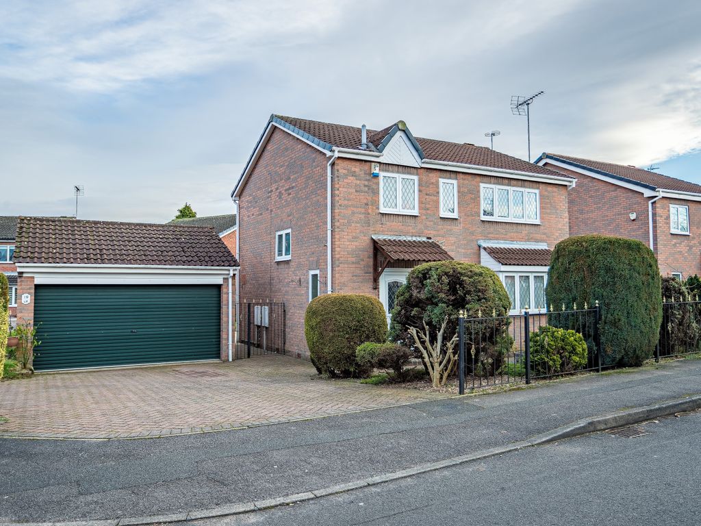 4 bed detached house for sale in Meadow Road, Worksop S80, £290,000