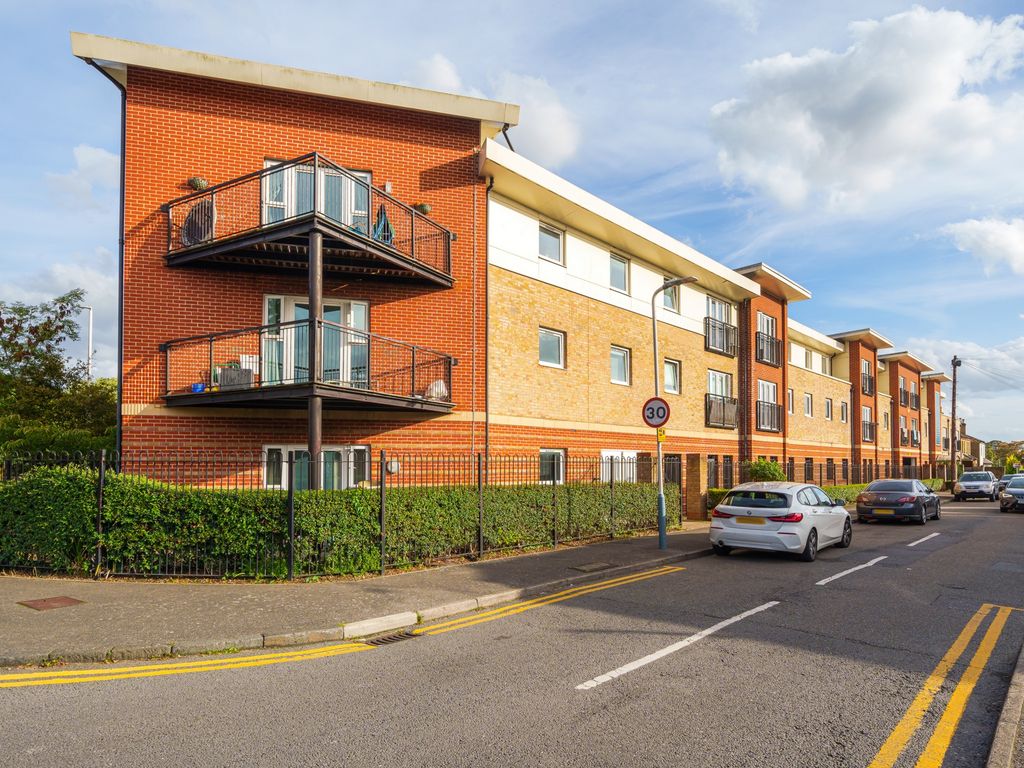 2 bed flat for sale in Uxbridge Road, Hillingdon UB10, £300,000 Zoopla