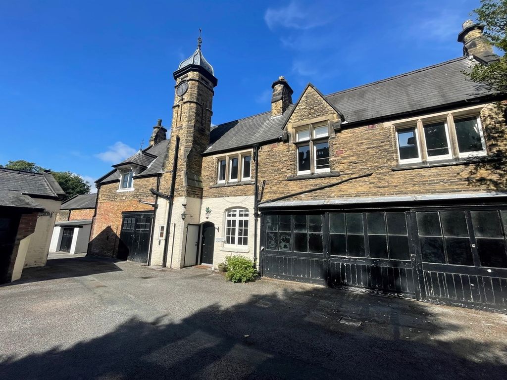 2 bed flat to rent in Erlesdene, Green Walk, Bowdon WA14 Zoopla