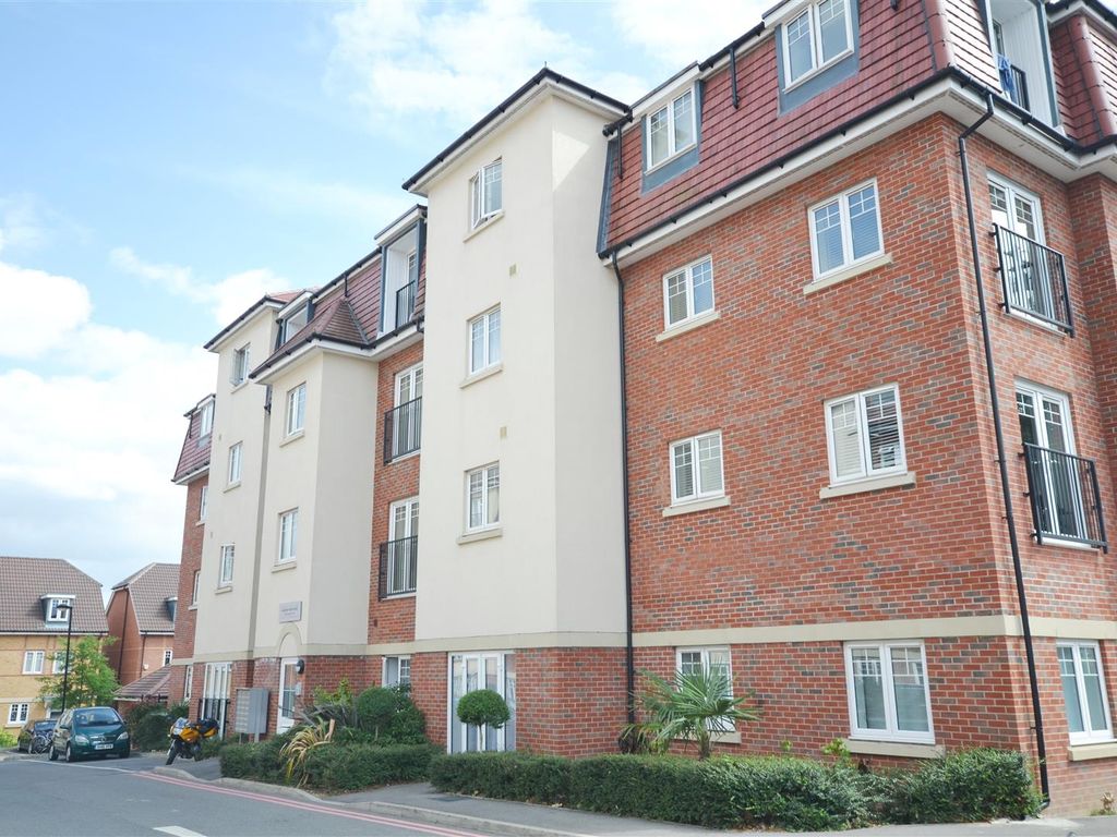 2 bed flat to rent in Schoolgate Drive, Morden SM4, £1,600 pcm Zoopla