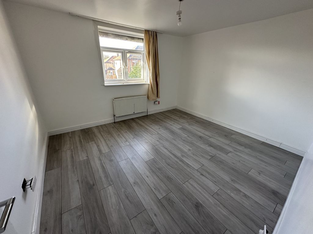 3 bed flat to rent in Fraser Road, Edmonton N9, £1,900 pcm Zoopla