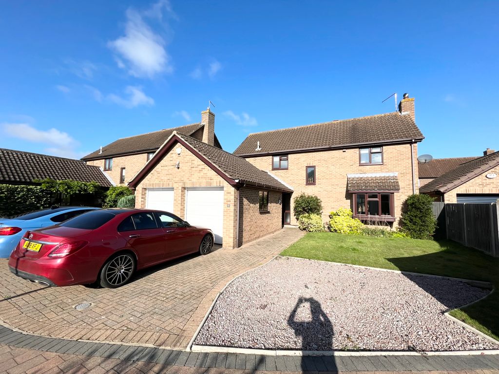 4 bed detached house to rent in Priors Gate, Werrington PE4, £1,900 pcm