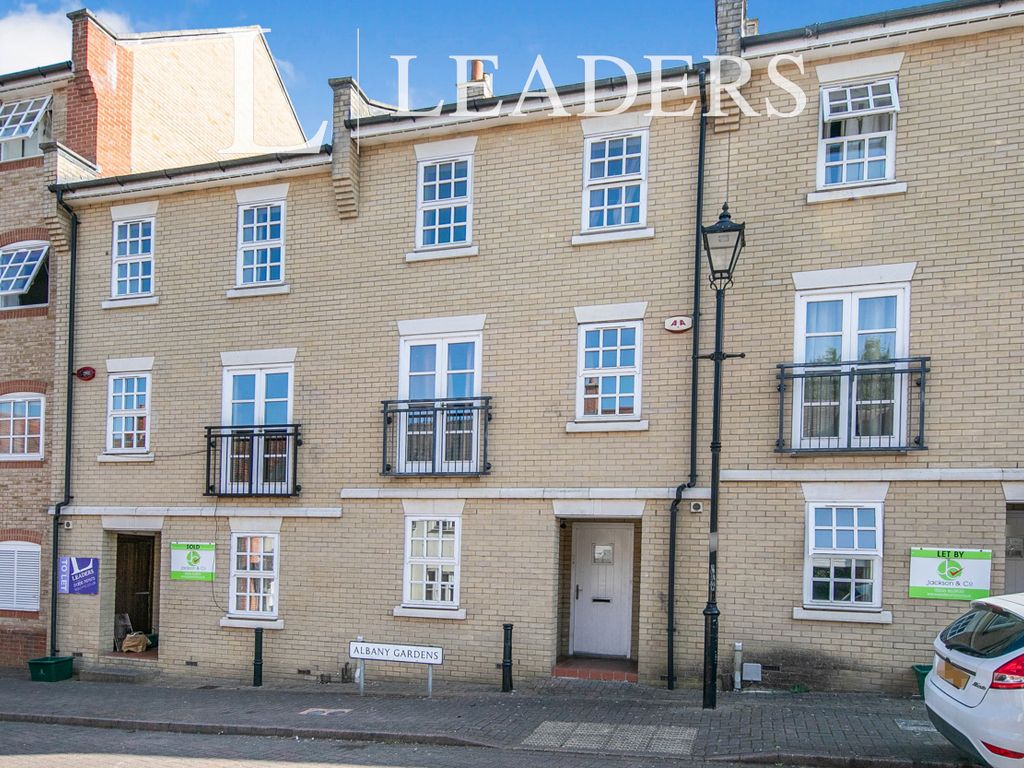 Room to rent in Albany Gardens, Colchester CO2, £600 pcm Zoopla