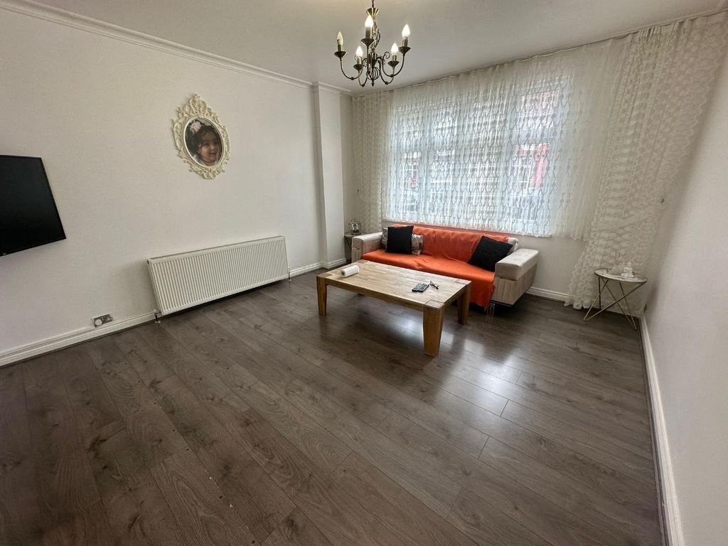 3 bed terraced house for sale in Princes Avenue, London N13 Zoopla