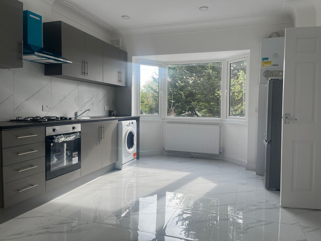 4 bed flat to rent in Birchwood Road, London SW17, £2,730 pcm Zoopla