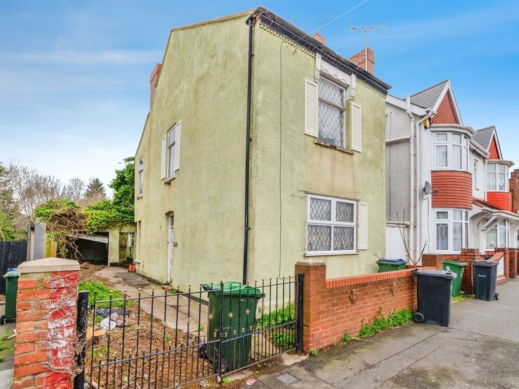 3 bed detached house for sale in Holden Road, Wednesbury WS10, £170,000