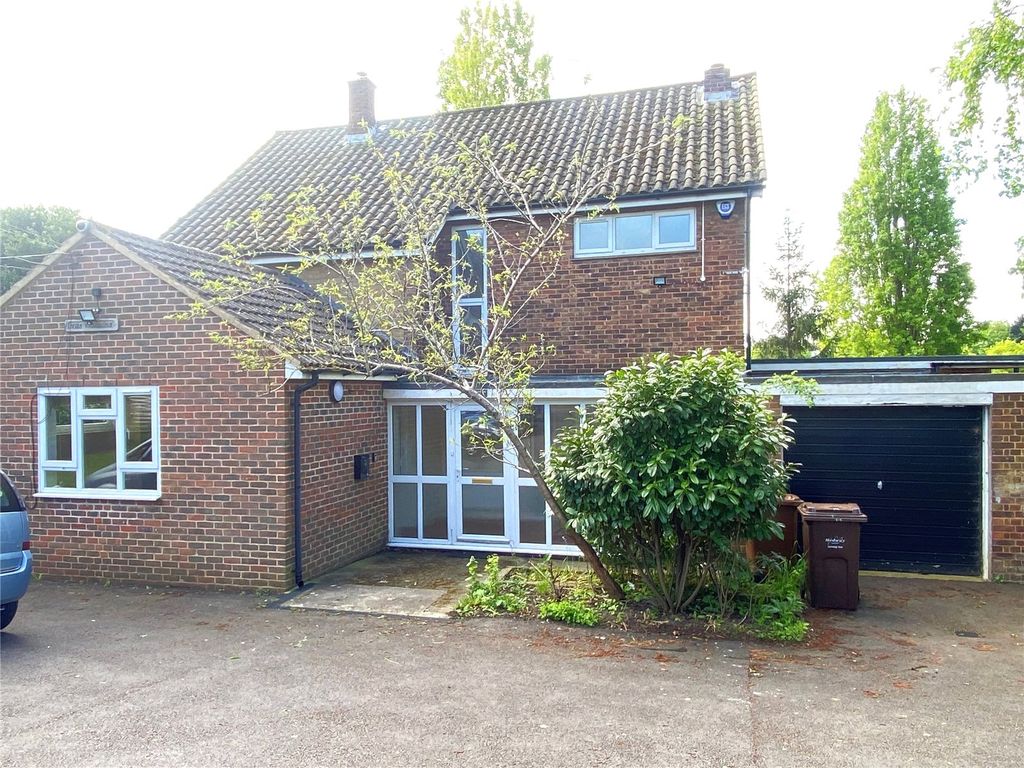 4 bed detached house to rent in Galahad Avenue, Rochester, Kent ME2