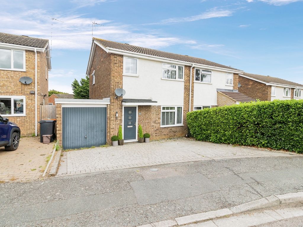 3 bed semidetached house for sale in Himley Green, Leighton Buzzard