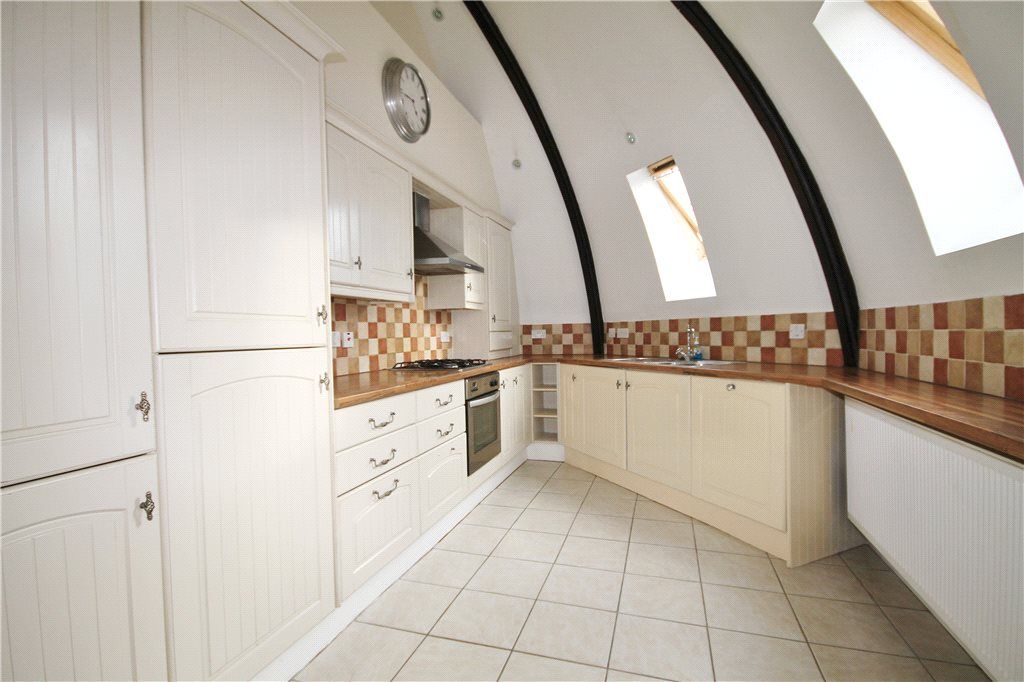 1 bed flat to rent in Guildford Street, Chertsey, Surrey KT16, £1,050