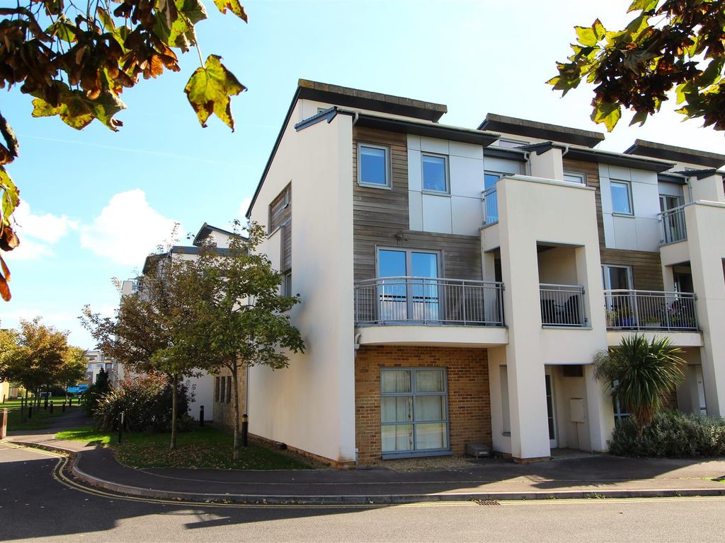 4 bed end terrace house for sale in Stone Close, Harbour Reach, Poole