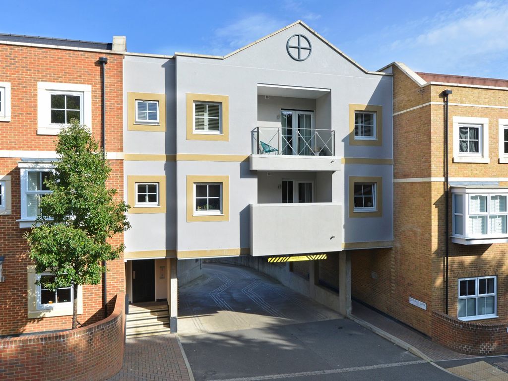 2 bed flat for sale in Godalming, Surrey GU7, £350,000 Zoopla