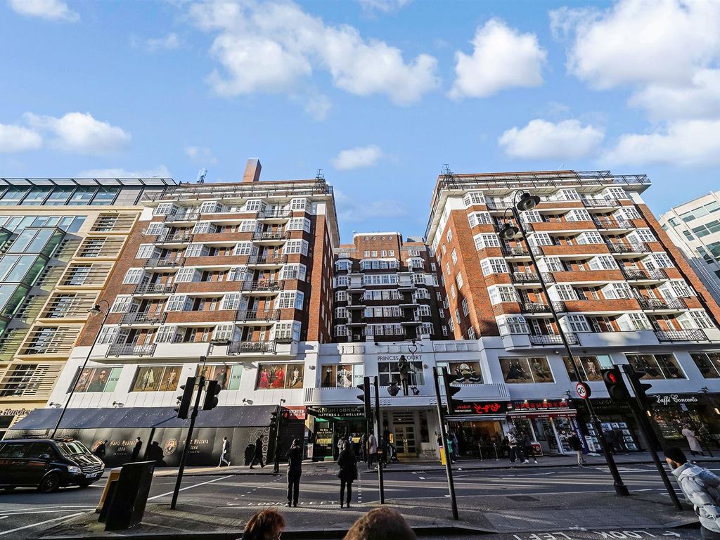 2 bed flat for sale in Brompton Road, Knightsbridge SW3, £1,200,000