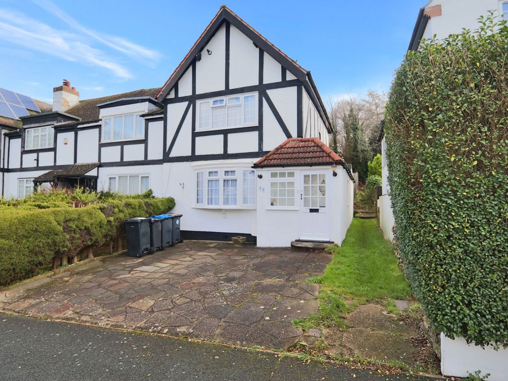 3 bed end terrace house for sale in The Glade, Coulsdon CR5, £475,000