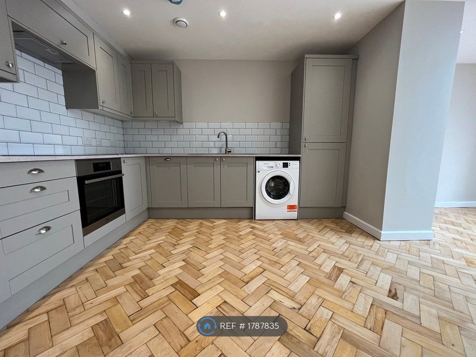 3 bed semidetached house to rent in North Street, Downend, Bristol