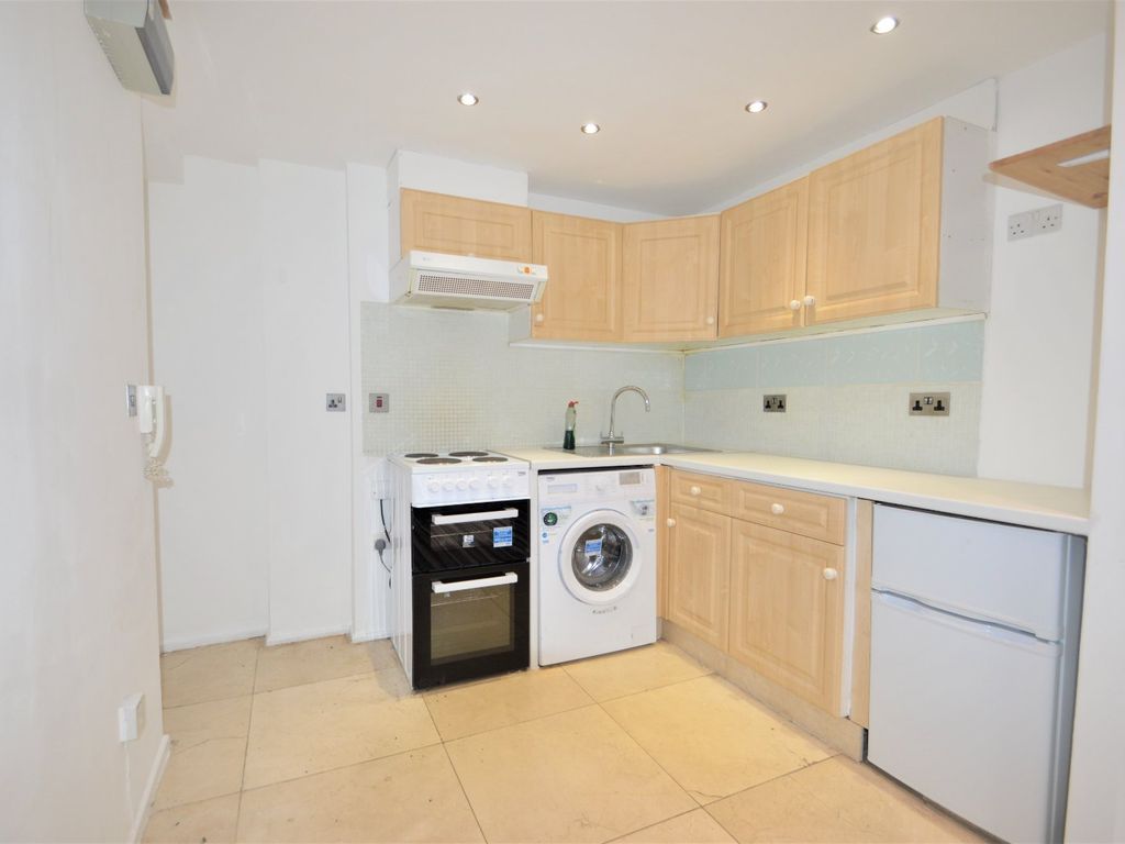 Studio to rent in Rochfords Gardens, Slough, Berkshire SL2 Zoopla