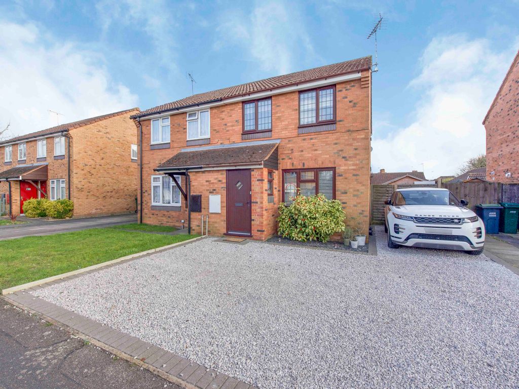 3 bed semidetached house for sale in Springwell Avenue, Mill End