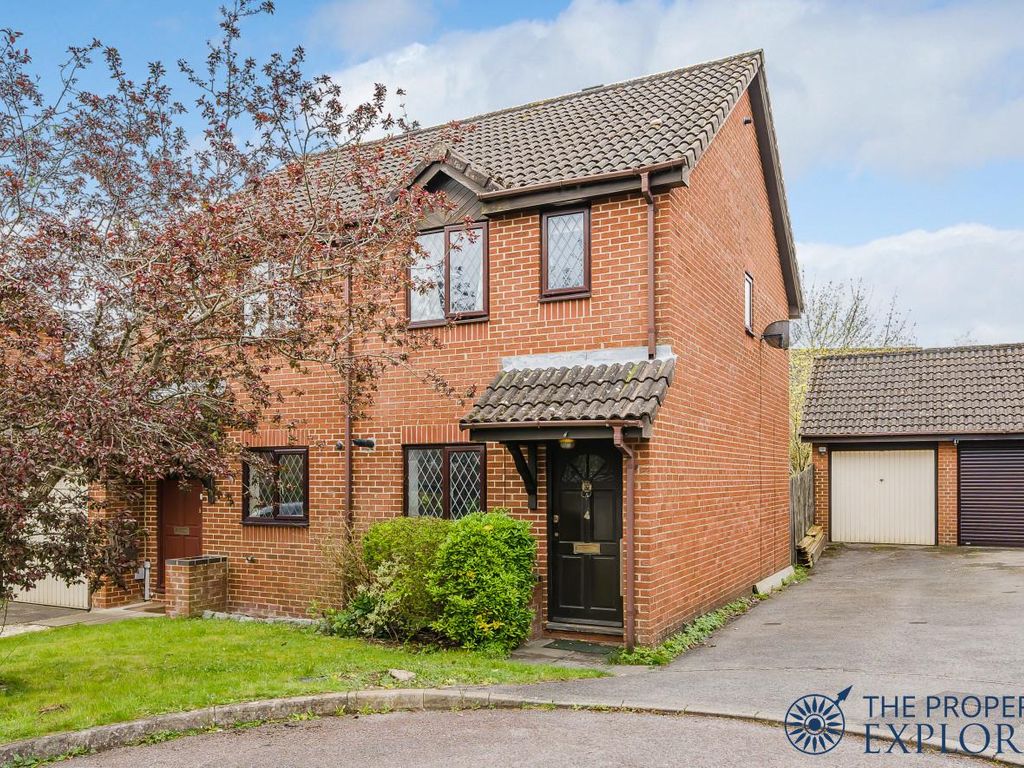 2 bed semidetached house for sale in Windsor Gardens, Basingstoke RG22