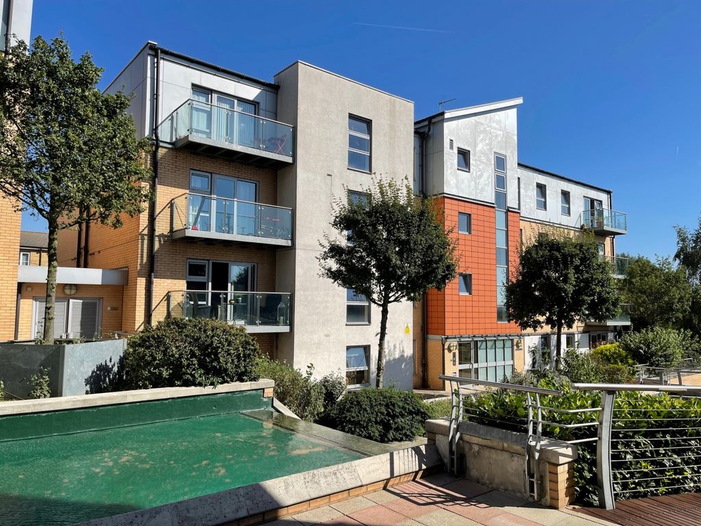 3 bed flat to rent in Queen Mary Avenue, London E18, £2,100 pcm Zoopla