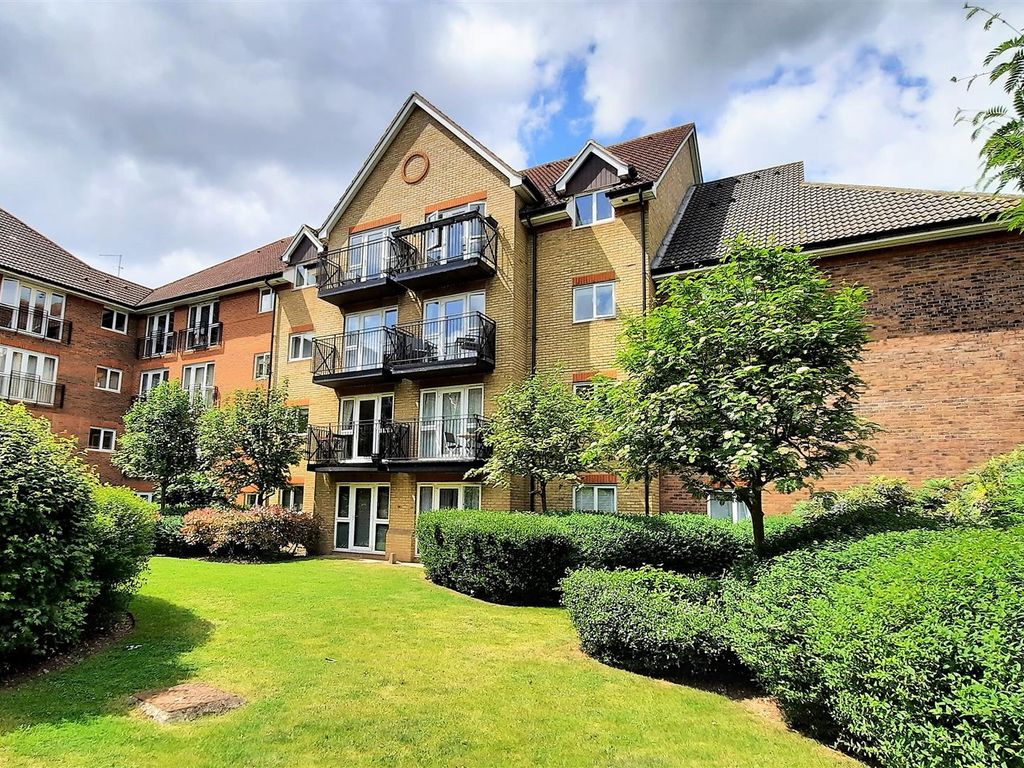 2 bed flat for sale in Sutton Court, Crane Mead, Ware SG12 Zoopla