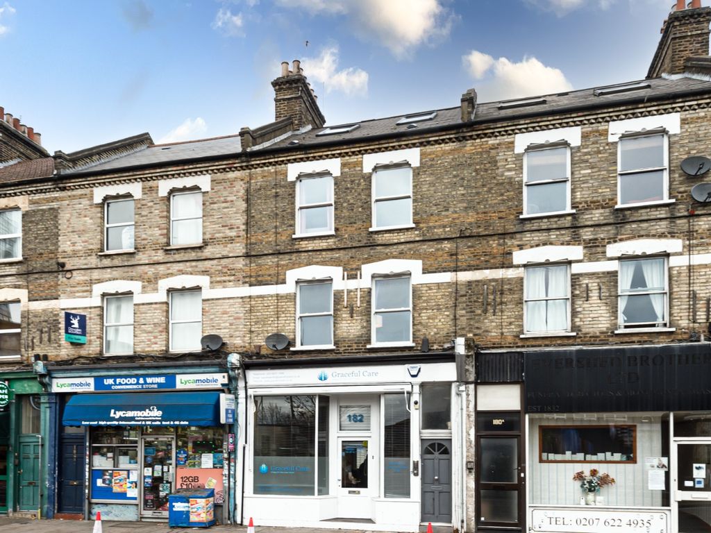 3 bed flat to rent in Battersea Park Road, Battersea, London SW11, £