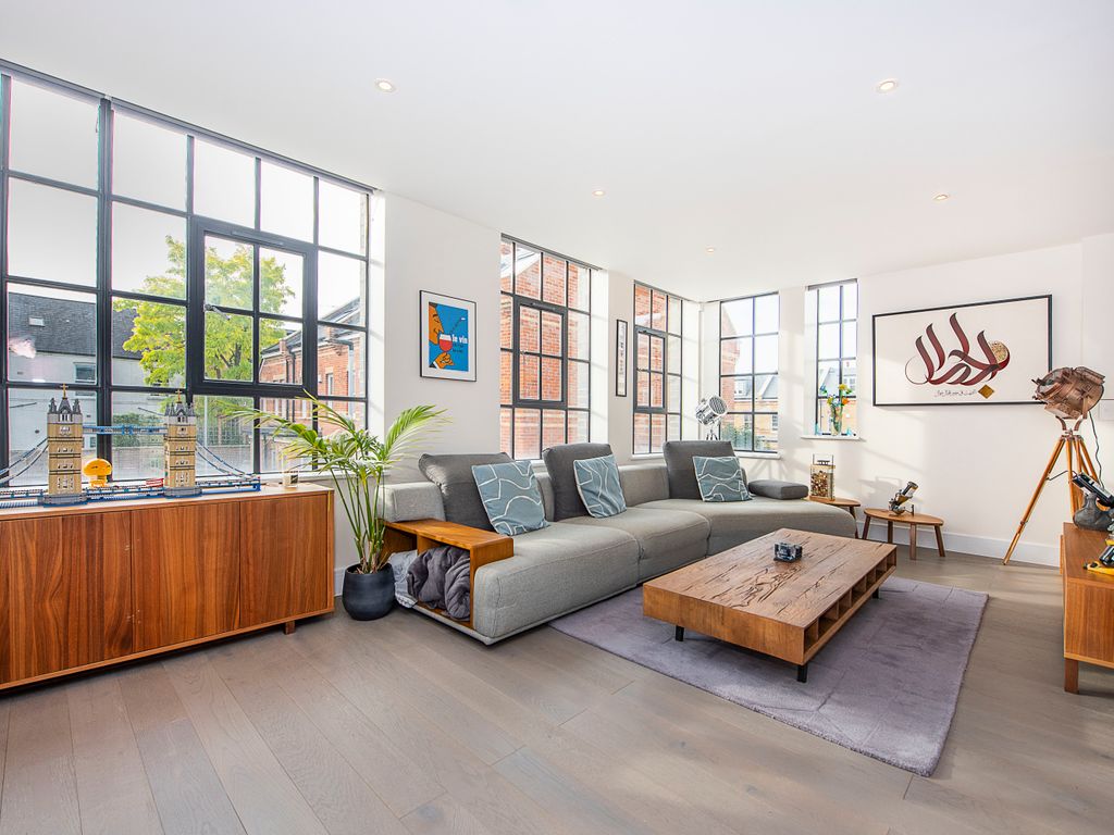 3 bed flat for sale in Borough Road, Kingston Upon Thames KT2, £900,000