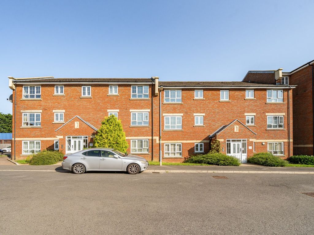 2 bed flat for sale in Watling Gardens, Dunstable LU6, £48,750 Zoopla
