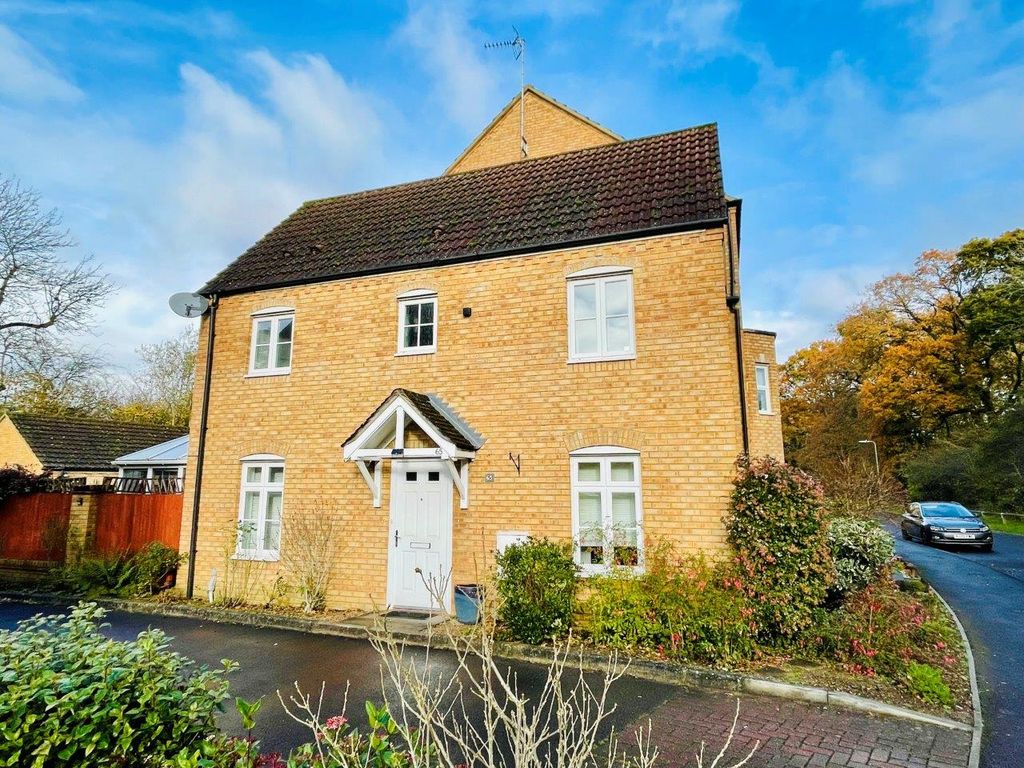 3 bed semidetached house to rent in Lillymill Chine, Chineham, Basingstoke RG24, £1,625 pcm