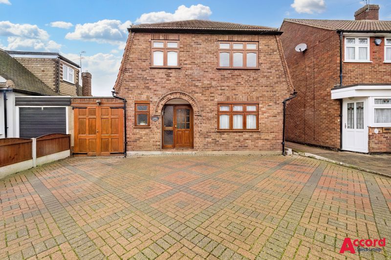 3 bed detached house for sale in Roseberry Gardens, Cranham, Upminster