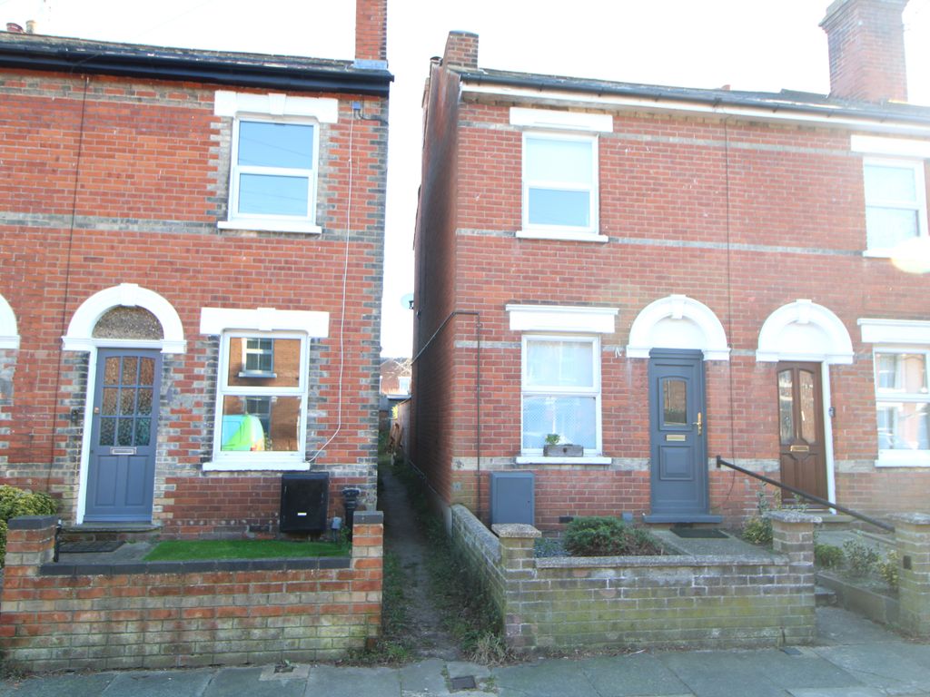 2 bed terraced house to rent in Wickham Road, Colchester CO3, £1,200