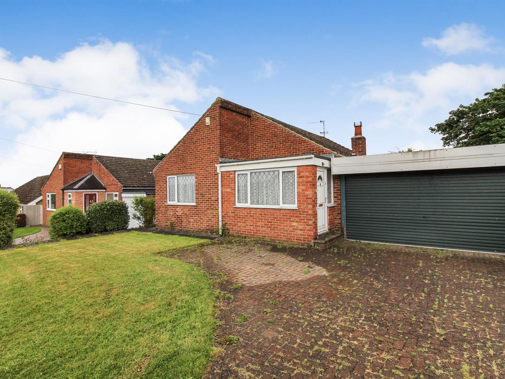 2 bed detached bungalow for sale in Cuttholme Road, Chesterfield S40