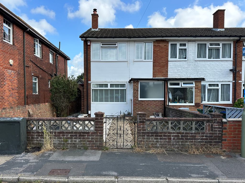 3 bed semidetached house for sale in West Street, Portchester, Fareham