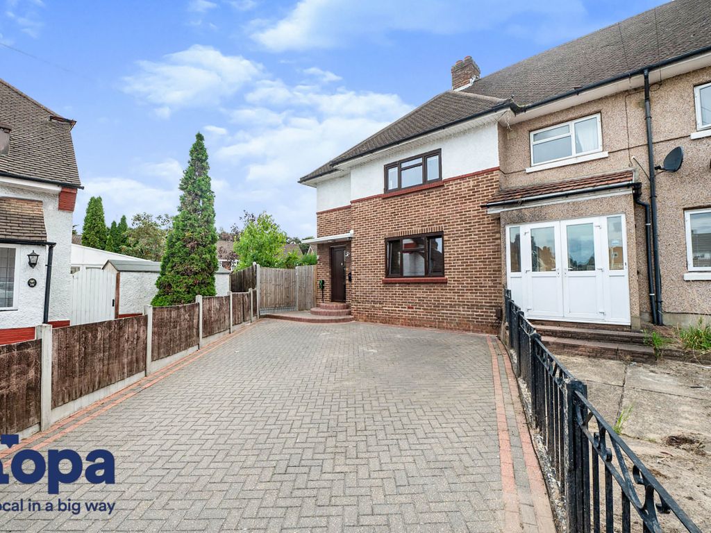 3 bed end terrace house for sale in Wordsworth Close, Romford RM3, £