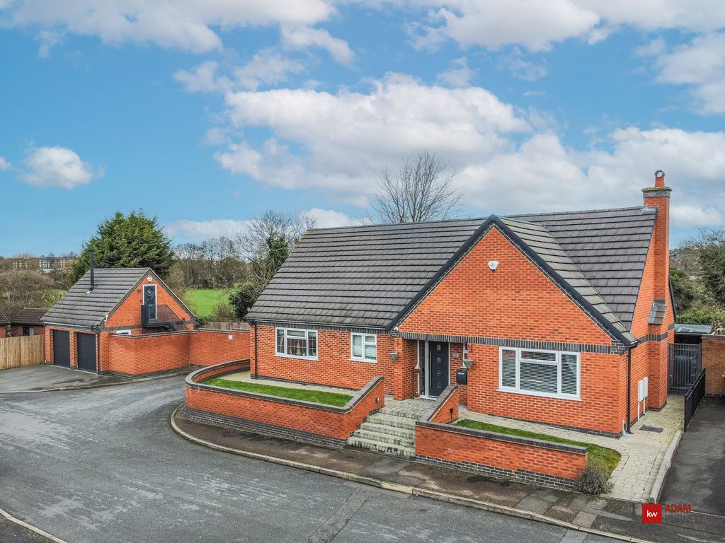 4 bed detached house for sale in Caldon Close, Hinckley, Leicestershire