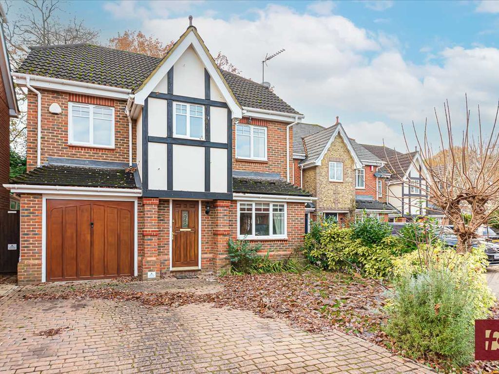 4 bed detached house for sale in Queens Ride, Crowthorne RG45, £600,000