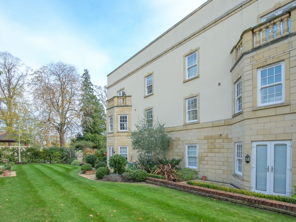 2 bed flat to rent in Buttercross Lane, Witney OX28, £1,400 pcm Zoopla