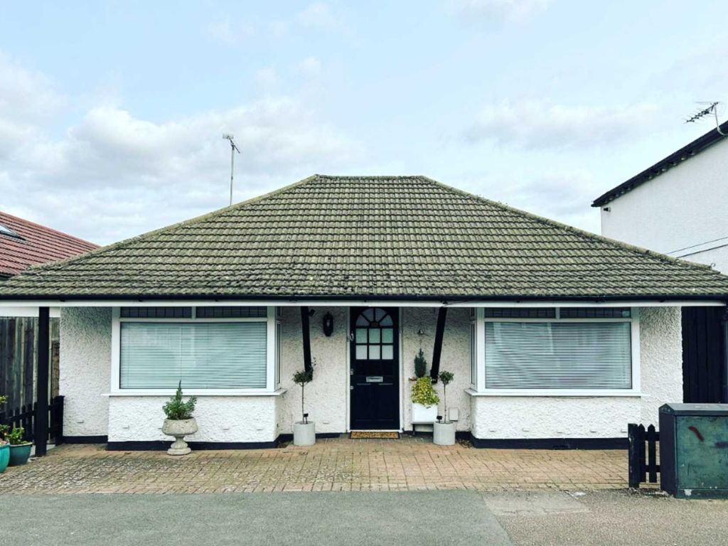 2 bed detached house to rent in Stones Road, Epsom KT17, £2,000 pcm