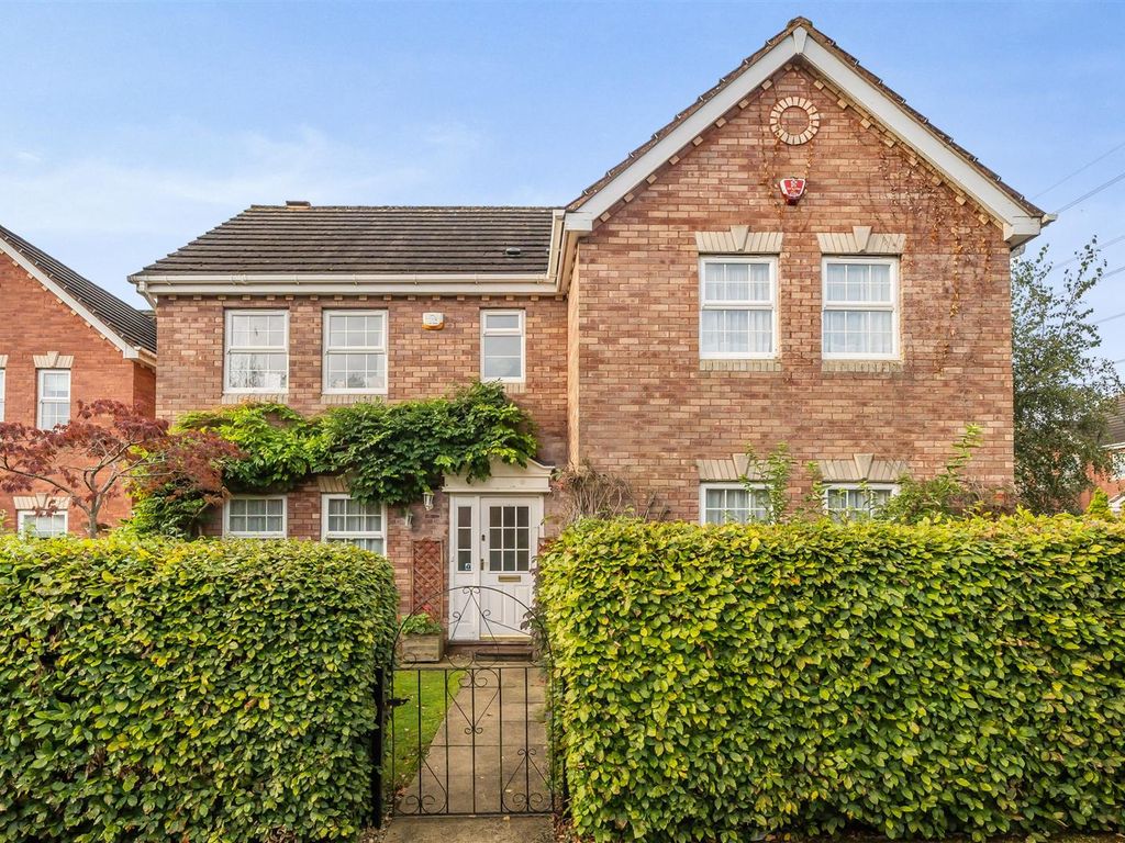 4 bed detached house for sale in Curlew Drive, Chippenham SN14, £