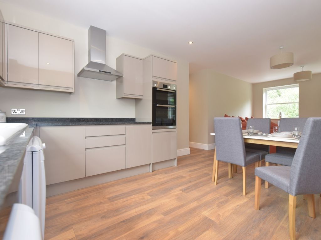 3 bed flat to rent in Wedglen Industrial Estate, Midhurst GU29, £1,300