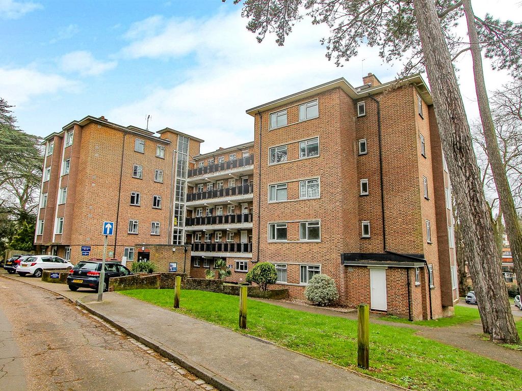 2 bed flat for sale in Radcliffe Gardens, Carshalton SM5, £300,000 Zoopla