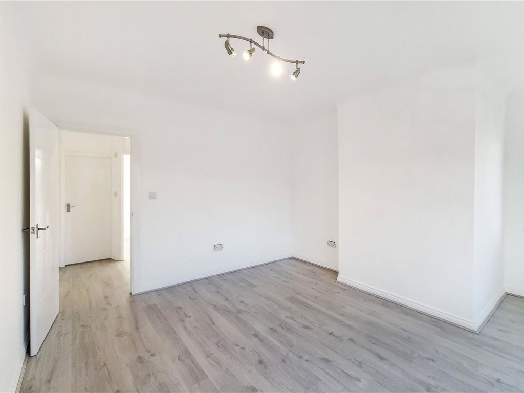 2 bed flat to rent in Denison Close, Hampstead Garden Suburb N2, £2,100