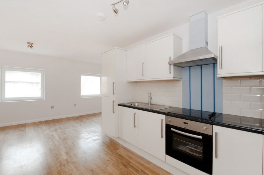 2 bed flat to rent in Llanvanor Road, Cricklewood NW2, £1,750 pcm Zoopla